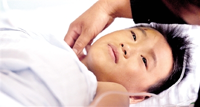 “好疼”，麻藥的效力過(guò)了，張?zhí)鞓?lè)非常痛苦但強(qiáng)忍著。