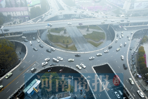 紫荊山立交橋，如今是許多人上下班的必經(jīng)之路