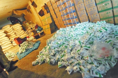 大袋的飼料添加劑氯化鈉經(jīng)過(guò)仿冒加工，就變成了小袋的食用碘鹽。