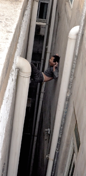 就在民警緊急施救時，他從兩樓之間摔下。