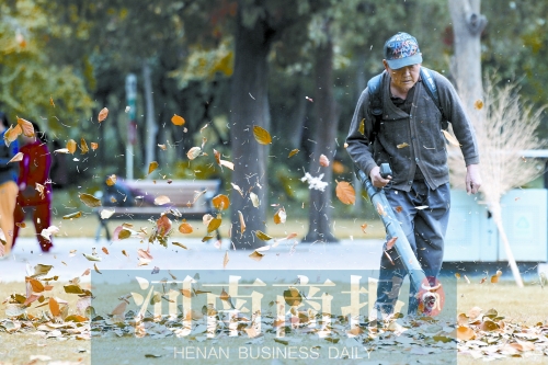 秋風(fēng)吹過，落葉滿地