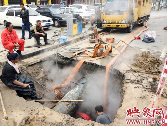 工人連續(xù)奮戰(zhàn)十幾個小時了 工人連續(xù)奮戰(zhàn)十幾個小時了