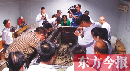 南陽出土漢代四神圖漆棺 系全國(guó)首例 南陽出土漢代四神圖漆棺 系全國(guó)首例