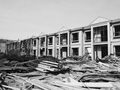 別墅群現(xiàn)場(chǎng)，工人正在施工，部分建筑已經(jīng)封頂。