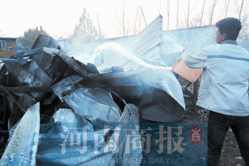 還有零星的火苗沒(méi)滅，有人在拿水澆