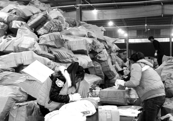 “雙十一”過后快遞業(yè)迎來投遞高峰，鄭州一家快遞公司網(wǎng)點(diǎn)內(nèi)，快遞堆積如山，分揀員24小時(shí)不間斷工作