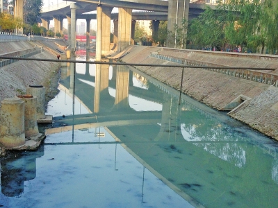 河東側的污水管道正向河里排污水