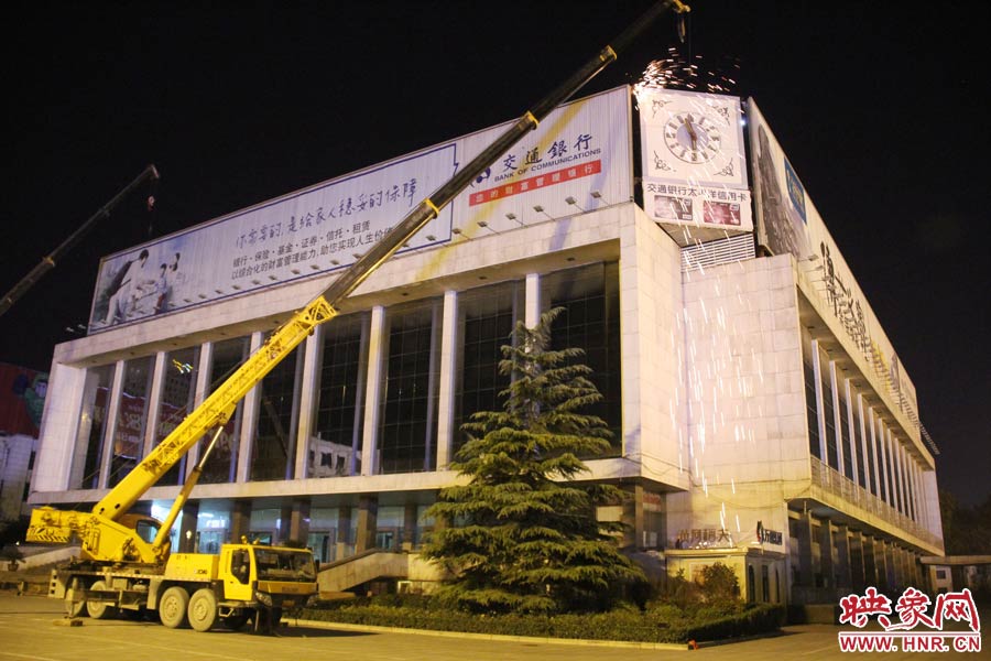 21點(diǎn)50分，切割機(jī)開(kāi)始對(duì)中間最小的一塊牌進(jìn)行切割。頂著“呼呼”的寒風(fēng)，巨大廣告牌上火花四濺。