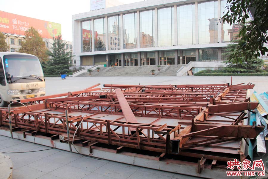 受天氣影響，拆除工作暫時(shí)中止。