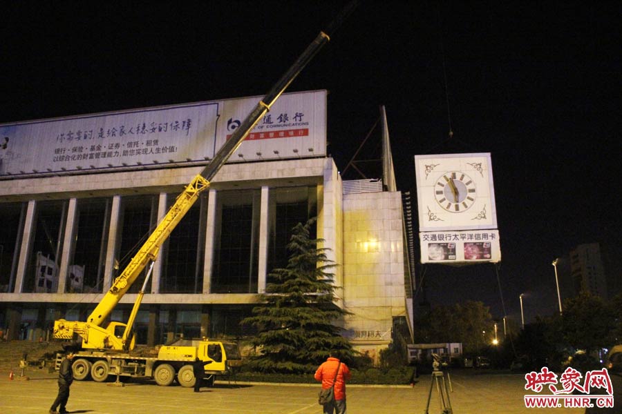 23點(diǎn)左右，位于樓頂東南角的第一塊牌被卸掉。