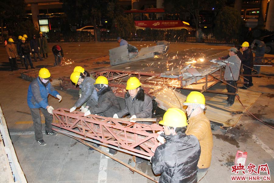 工人們揮動(dòng)鐵錘，加快拆除進(jìn)度。