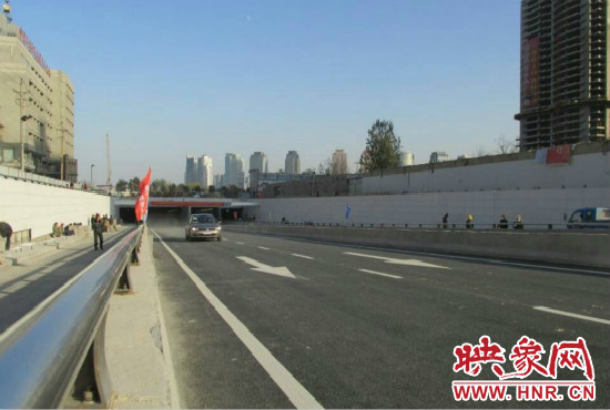 紅專路下穿中州大道隧道工程西起紅專路與姚寨路交叉口，東至紅專路與龍湖外環(huán)路交叉口。