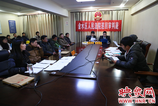 12月2日上午9點，鄭州市金水區(qū)法院將法庭搬到了經(jīng)八路辦事處，并案審理了這6起勞務(wù)糾紛案件。