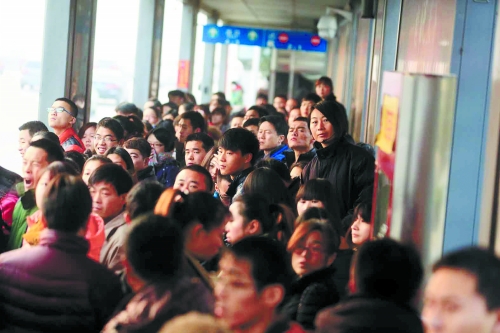 早高峰期，很多上班族在此換乘