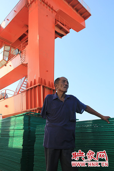 2014年7月31日，淅川縣九重鎮(zhèn)陶岔村獨(dú)臂護(hù)水員李進(jìn)群在淅川渠首。