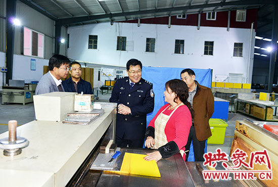 政委陳兆甲深入企業(yè)走訪，了解企業(yè)生產(chǎn)及周邊治安狀況。