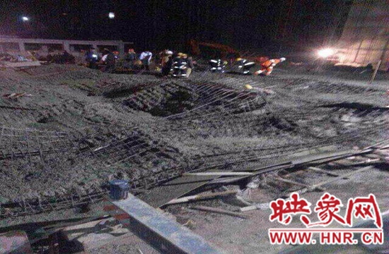 圖為事故現(xiàn)場(chǎng)情況，當(dāng)?shù)厝罕姽﹫D。