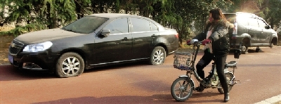 緊臨西三環(huán)一小區(qū)門口停的轎車，8輛車車胎被扎