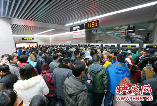 地鐵開通首日，上午十一點(diǎn)五十九分，紫荊山地鐵站售票機(jī)前擠滿了買票的市民。