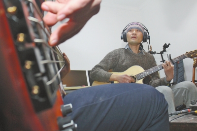 抱著吉他撥弄琴弦，子芙唱著自己的音樂。