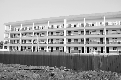 被平移的教學(xué)樓有四層，總重達(dá)6000多噸