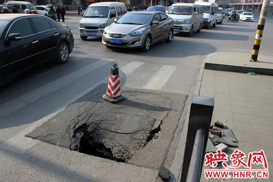 南陽路農(nóng)業(yè)路出現(xiàn)深坑，近看是因為瀝青充當窨井蓋所致
