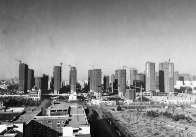 在鄭州市同一地點(diǎn)拍攝的照片，下為1月1日晴朗天氣，上為1月5日霧霾天氣。（拼接圖片）