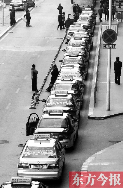 機(jī)場(chǎng)出租車(chē)等客區(qū)，停放的大部分都是藍(lán)色出租車(chē)