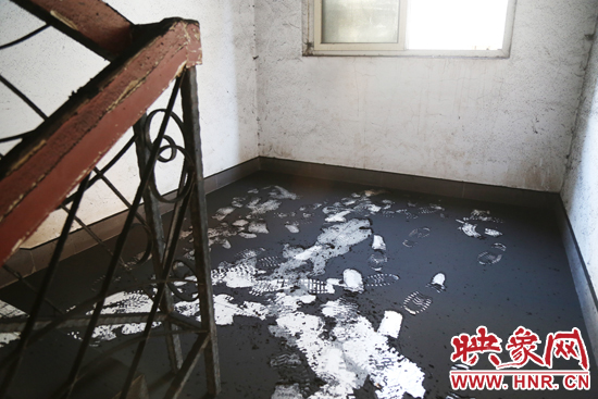 一樓到六樓的樓道內(nèi)都是黑色的煙塵。