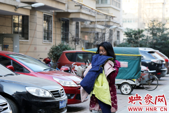一名女孩的面容被熏黑。