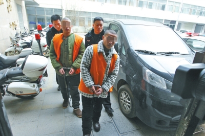 倆刑釋男子，冒充“富二代”，微信搜附近的人，專搶出入娛樂場所女性