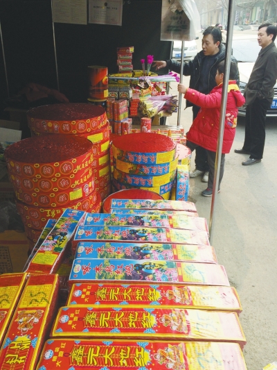 一家鞭炮攤兒前，只有少數(shù)人駐足購(gòu)買(mǎi)。