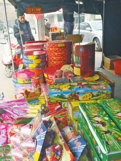 　鞭炮攤兒主售賣(mài)的煙花爆竹種類齊全。