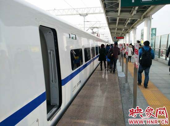 鄭開(kāi)城鐵列車晚點(diǎn)致旅客滯留 疑因線路上掛落異物