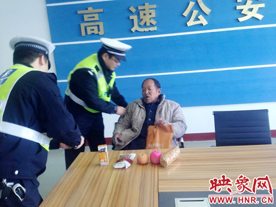 民警將老人帶回駐地。