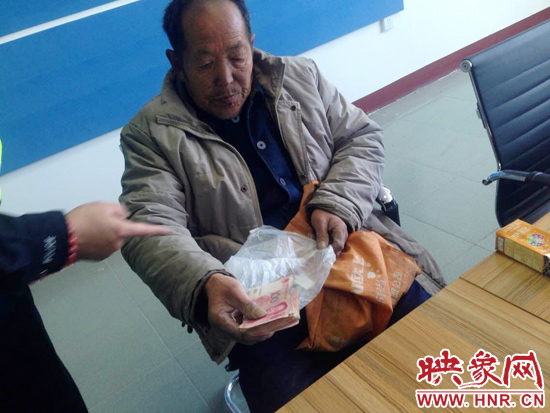 在把老人帶回駐地后，老人竟又從身上掏出幾千元現(xiàn)金要塞給民警。