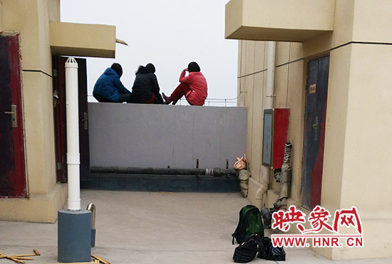 三人在樓頂始終不肯下來。