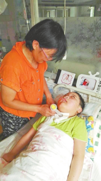 孫藝珊的母親李玉玲正在照顧病床上的孩子