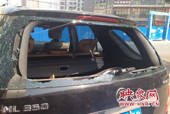 奔馳車夜停路邊被砸，損失萬元以上