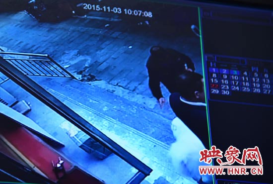 監(jiān)控錄像顯示，男子走向皮皮，將其拐走。