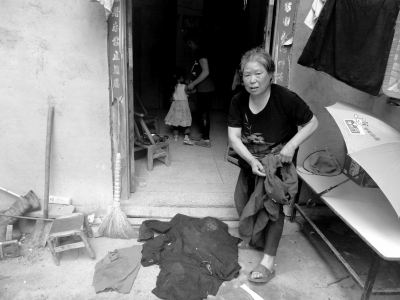 侯見志的母親拿出老伴受傷時穿的血衣。京華時報記者鄭羽佳攝