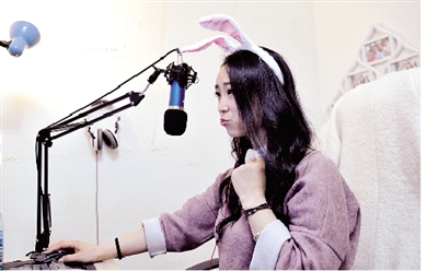 在一次直播中，小米戴上兔子頭飾，向網(wǎng)友賣萌