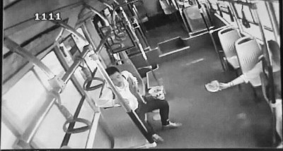 小情侶公交車上旁若無人吃西瓜，弄臟車廂環(huán)境引不滿。