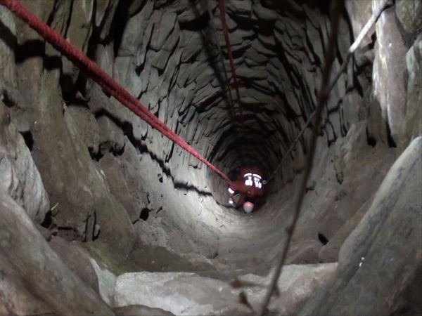 險(xiǎn)！女子凌晨墜入15米深井 命懸一線(xiàn)