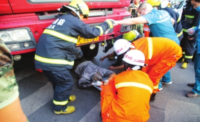 洛陽(yáng)街頭發(fā)生感人一幕  六旬老人車(chē)輪下奇跡生還