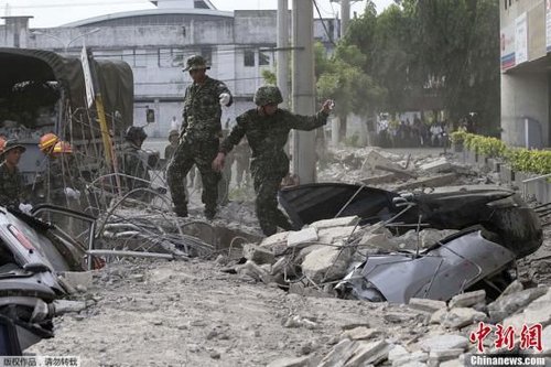 10月15日，菲律賓中部地區(qū)發(fā)生7.2級(jí)地震，災(zāi)情持續(xù)擴(kuò)大，菲官方稱地震已造成宿務(wù)、保和等省份數(shù)十人遇難，數(shù)百人受傷，大批建筑物受損。圖為菲律賓軍方在搜救被困者。