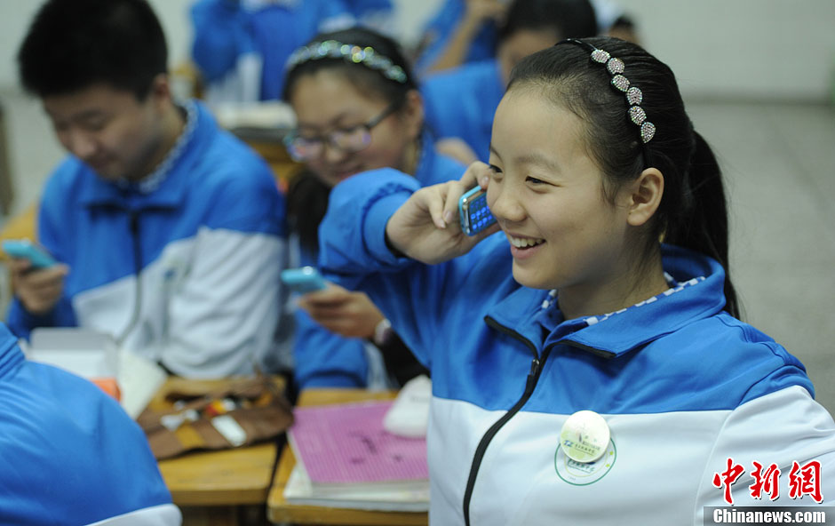 圖為一同學正在試手機的通話功能。