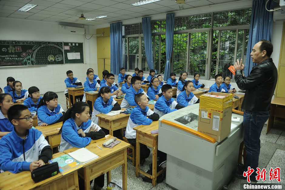 圖為老師正在向同學們講解用非智能手機對他們的好處。