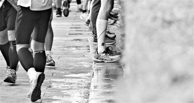 昨日，2013年北京馬拉松，因流動廁所和公廁有限，很多選手都“就地解決”，地面上“水”流成河。