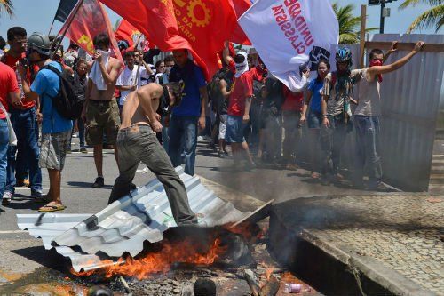 當?shù)貢r間10月21日，巴西里約熱內(nèi)盧近海一座油田舉行開采權(quán)競標，引發(fā)示威者抗議，與負責安保的大量配槍巡邏士兵發(fā)生沖突。 CFP